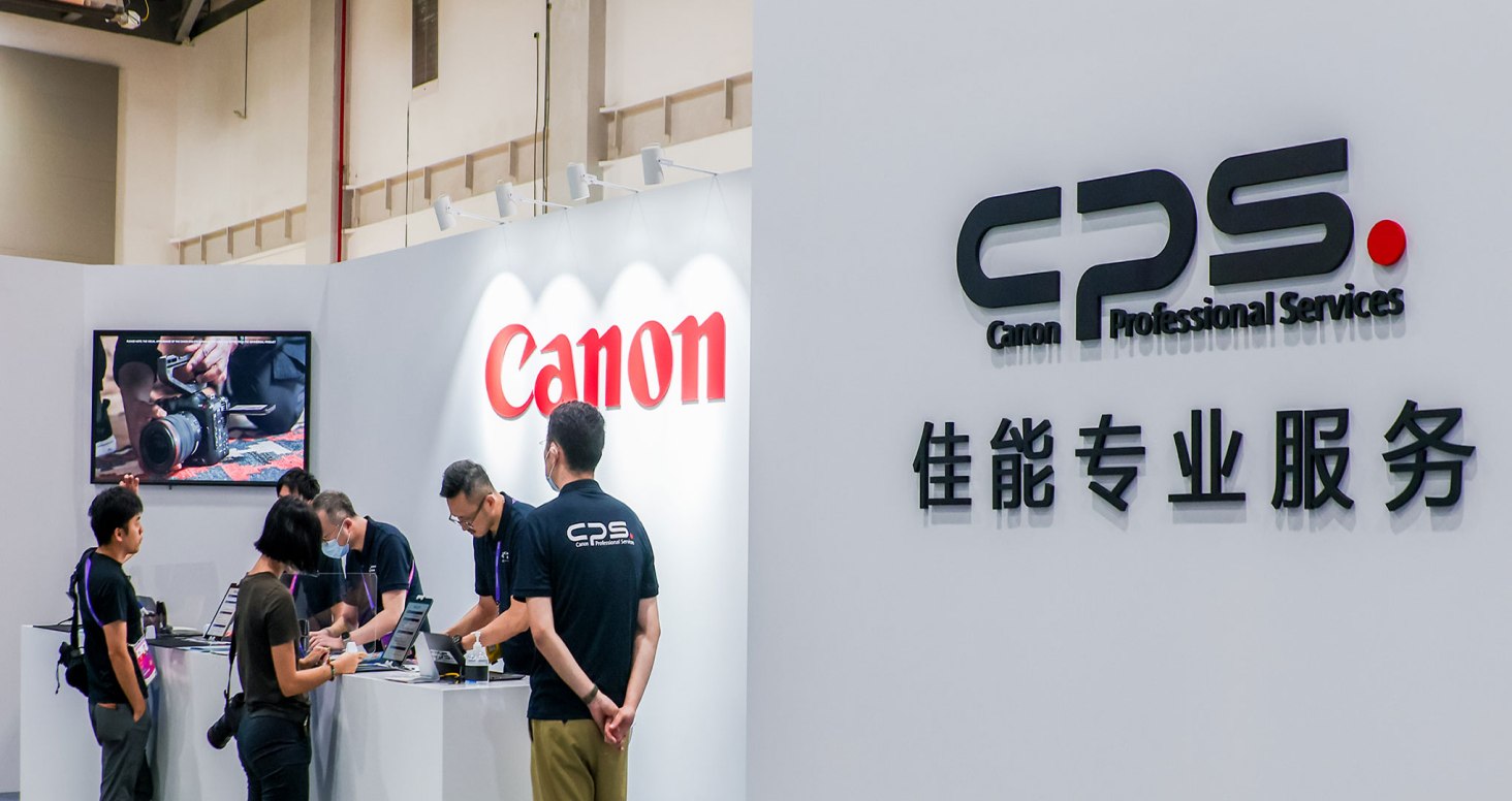 CPSブースで報道関係者をサポートするスタッフ